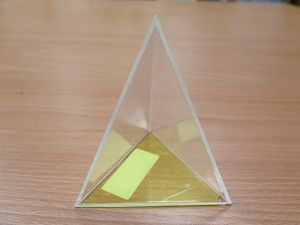 黃底三角錐 : Triangular Pyramid